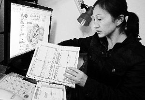 网店工作人员填写外卖快递单