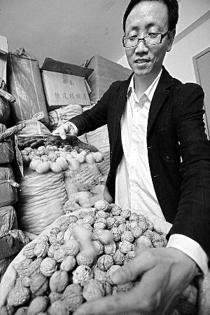 　近日，杨世明在他的核桃仓库里忙碌。本版摄影 深圳商报记者 陈锡明